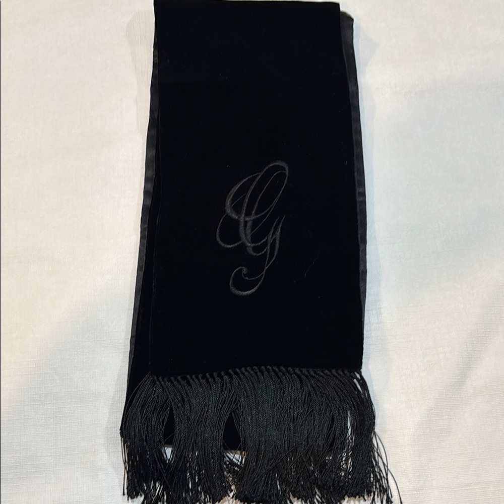 Gucci Elegant Black Scarf with Fringe